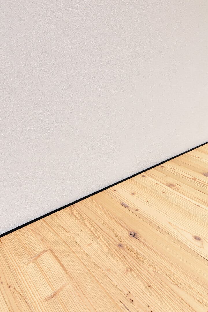 Микроплинтус алюминиевый Decaro M15A Brass Brush Латунный браш 2000×6×15 фото в интерьере